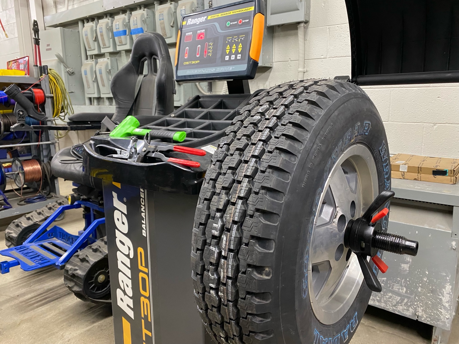 Wheel balancer machine